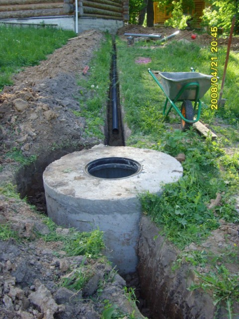 Монтаж скважинного адаптера, водоподготовка и прокладка труб канализации на садовом участке.
